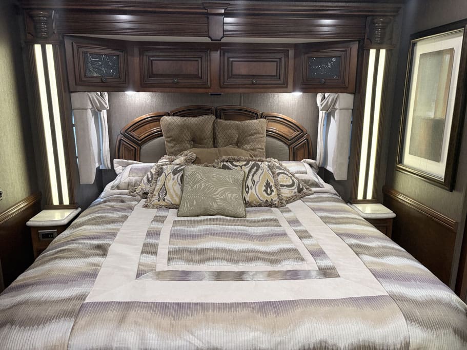 2016_Newmar_Dutch_Star_4018_Interior_King_size