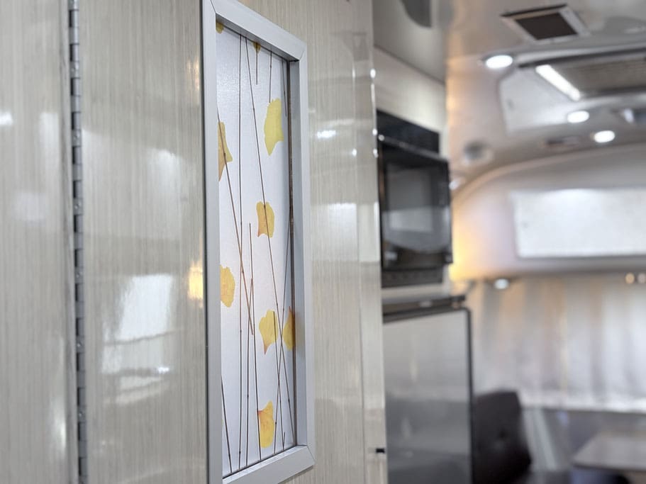 2019_Airstream_International_Serenity_25FBQ_Interior_decorative_glass