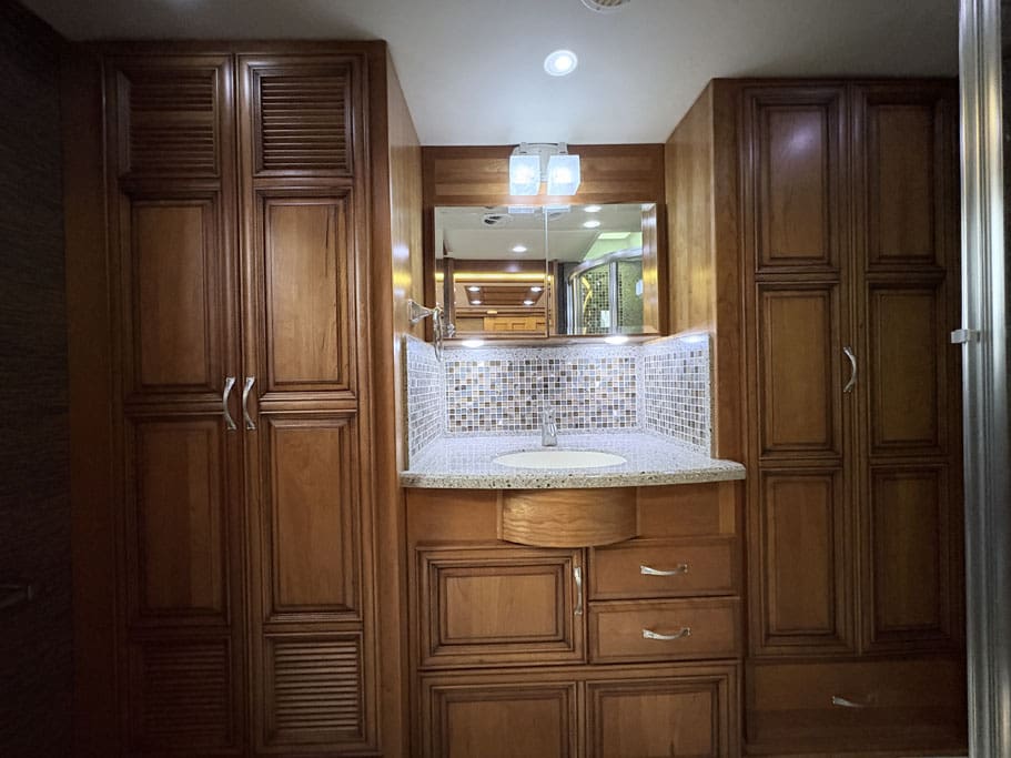 2014_Newmar_Mountain_Aire_4018_Interior_ensuite_vanity_storage