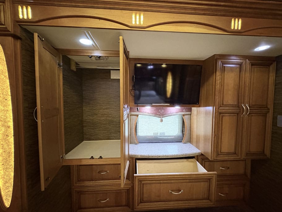 2014_Newmar_Mountain_Aire_4018_Interior_masterbedroom_storage_wardrobe