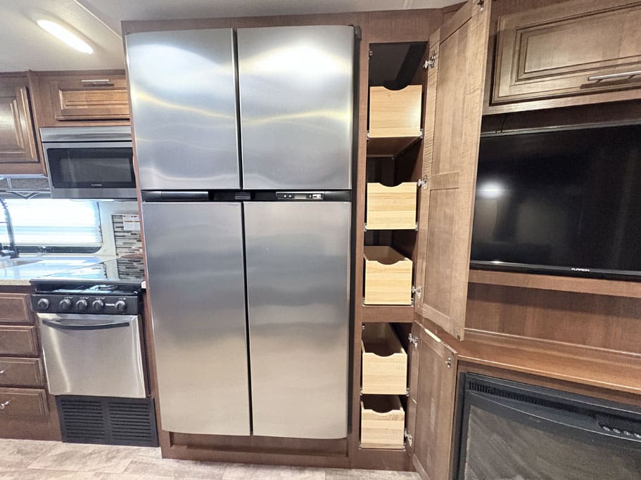 2017_ForestRiver_Georgetown_GT5_Interior_Fridge_Storage